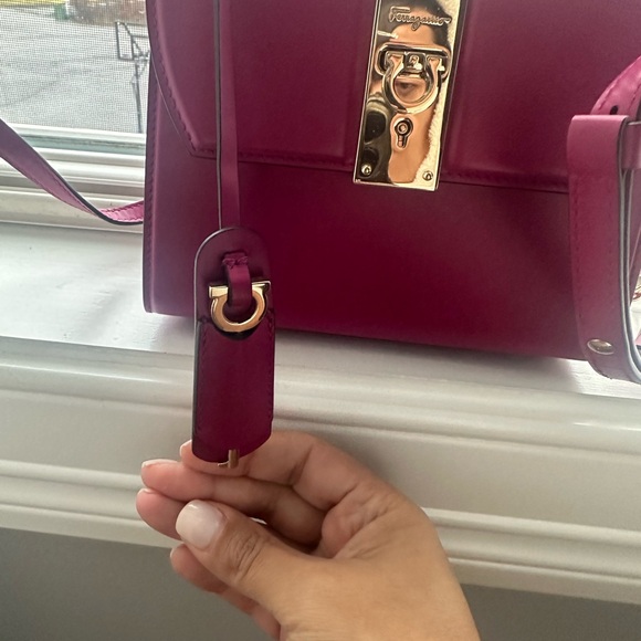 New Salvatore Ferragamo women’s bag with dust bag included - Picture 4 of 16